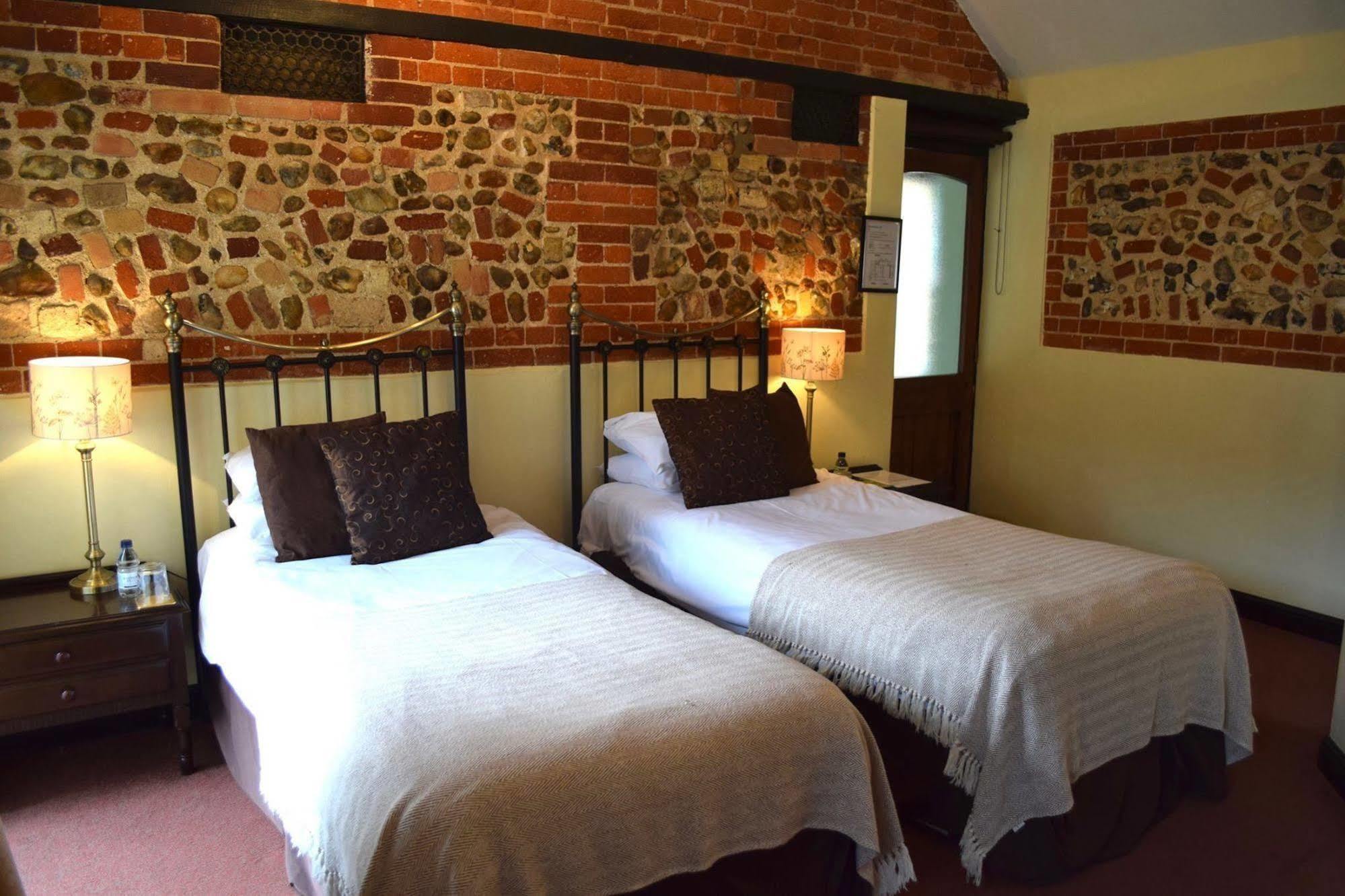 At The Farmhouse Hunters Hall Hotel Dereham ภายนอก รูปภาพ