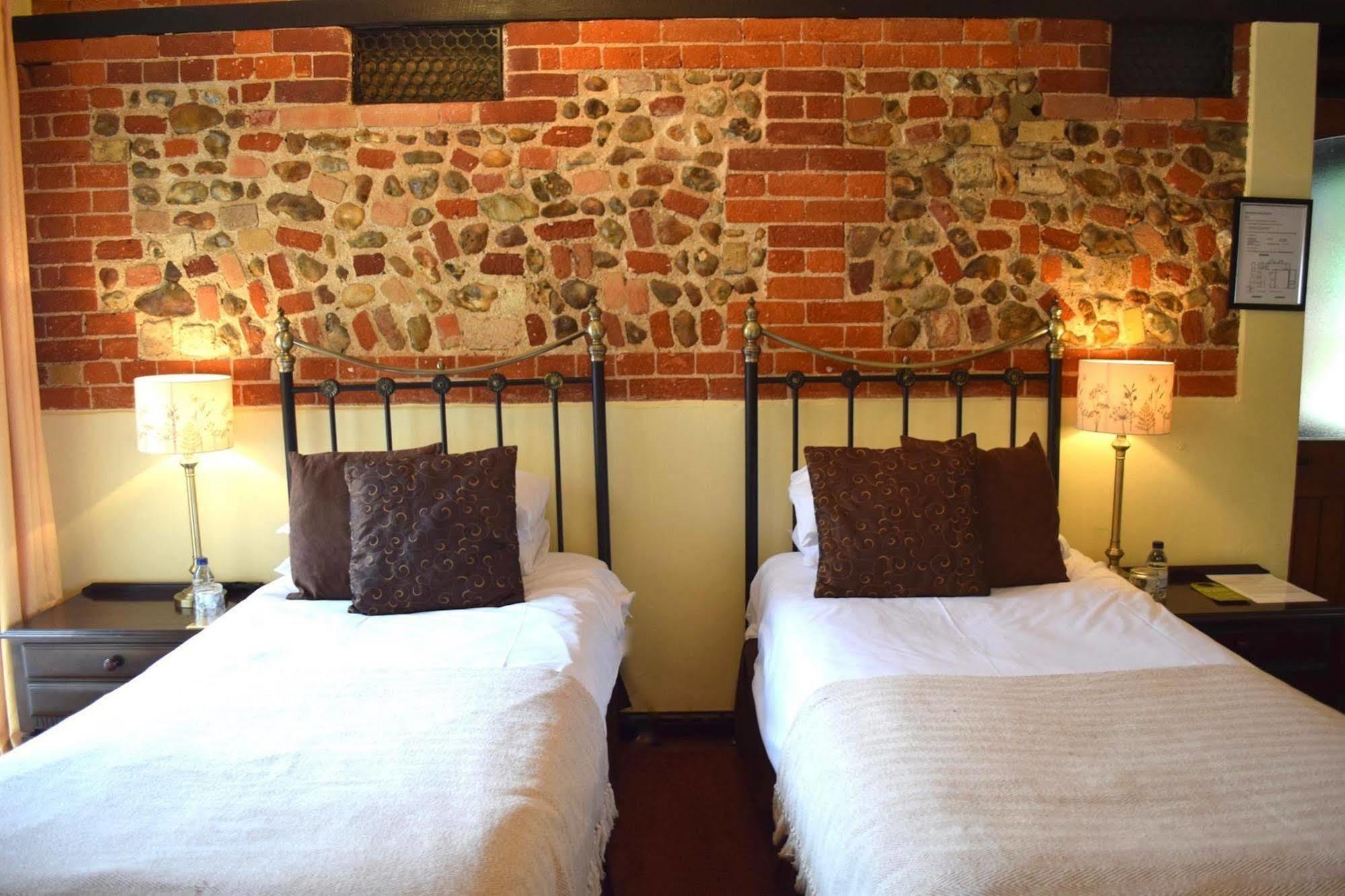 At The Farmhouse Hunters Hall Hotel Dereham ภายนอก รูปภาพ