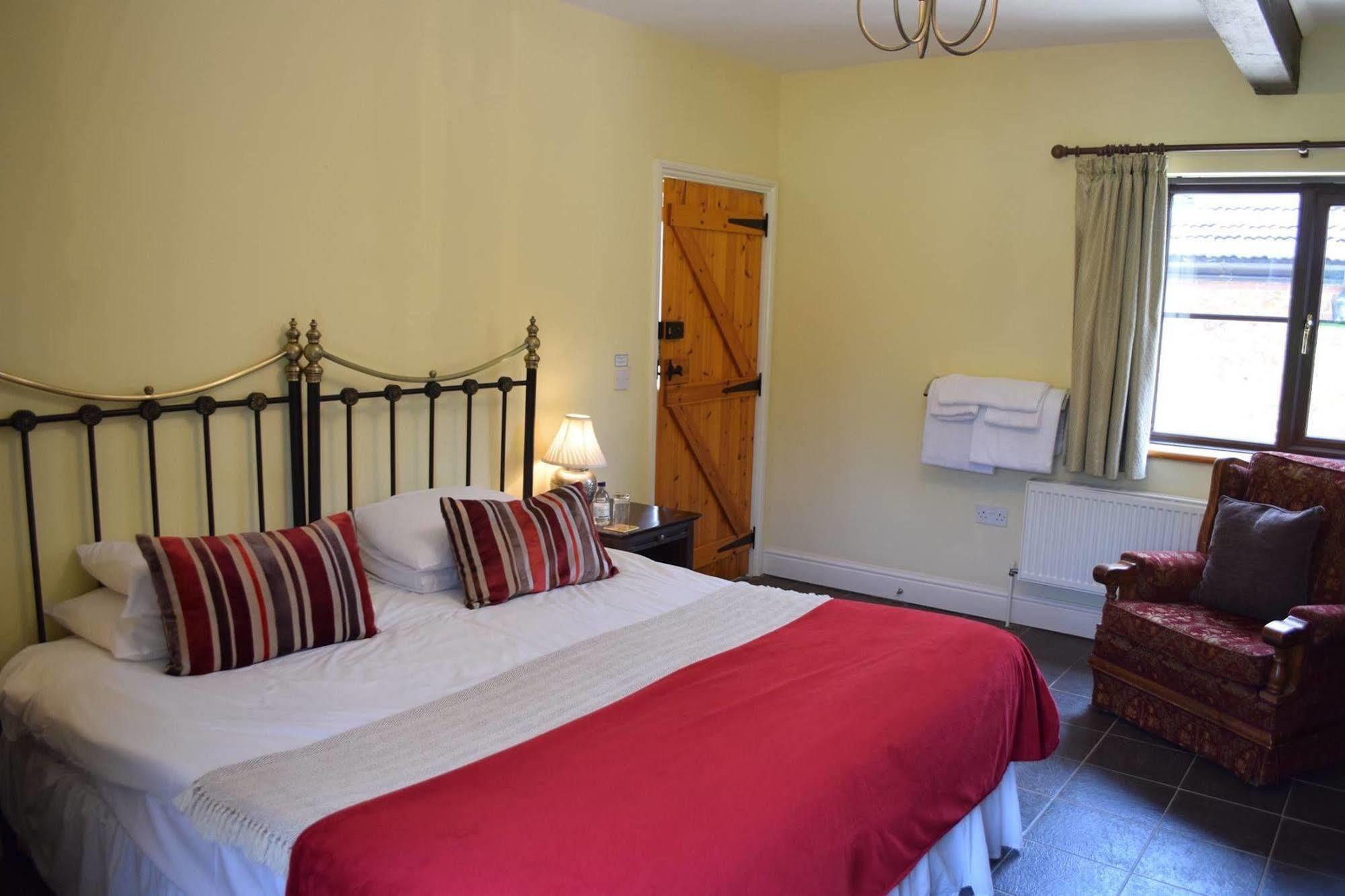 At The Farmhouse Hunters Hall Hotel Dereham ภายนอก รูปภาพ